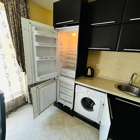 Апартаменты Lovely With Free Parking Silver Springs