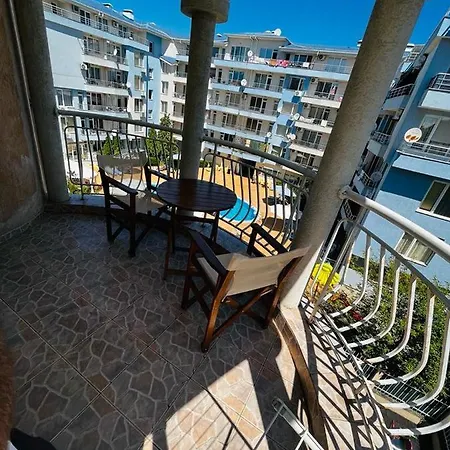 Апартаменты Lovely With Free Parking Silver Springs